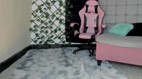 nicolle online show from December 2025 01:07:01 PM