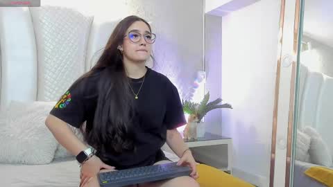 nieve_white online show from April 2026 04:49:02 AM