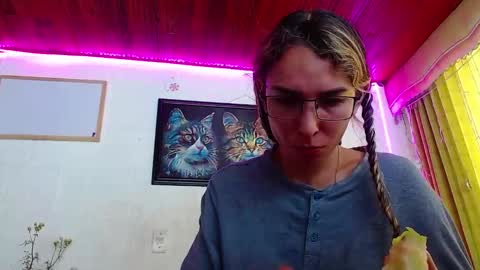Snapshot of niki_1998 chatting on February 2025 04:36:01 PM Natalia online show from February 2025 04:36:01 PM