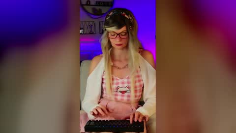Snapshot of nikki_goldberg chatting on June 2026 07:14:01 PM Kitty Chatte online show from June 2026 07:14:01 PM