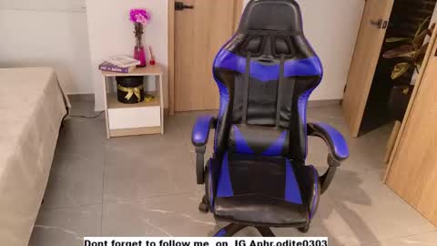 Snapshot of nikol_je chatting on February 2025 08:47:01 PM Nicole cam online show from February 2025 08:47:01 PM