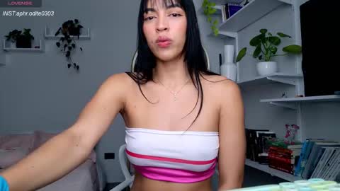 Snapshot of nikol_je chatting on September 2025 08:53:01 PM Nicole cam online show from September 2025 08:53:01 PM