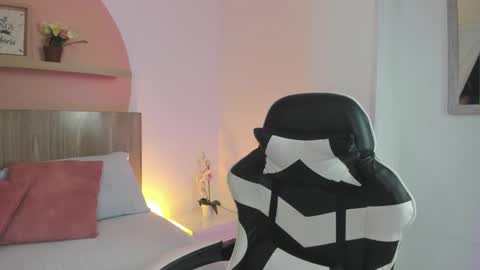 N I N A online show from October 2025 02:31:01 AM