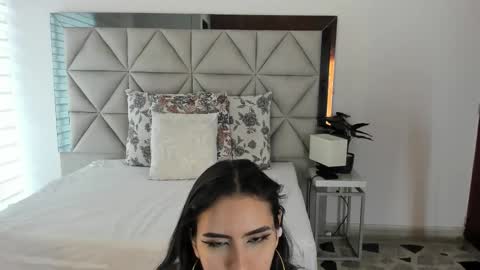  Nina  online show from October 2025 08:33:01 PM