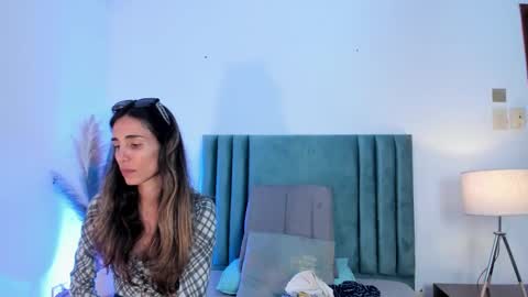 Nina online show from February 2025 06:03:01 PM