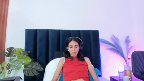 Nina online show from September 2025 06:19:02 PM