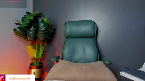 Snapshot of noahcrux chatting on May 2026 10:38:02 PM Noah online show from May 2026 10:38:02 PM