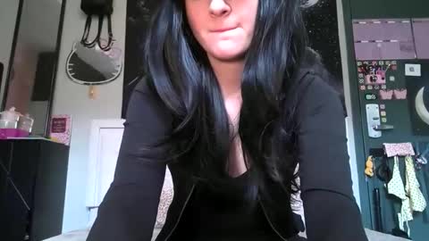 Snapshot of noelle1229 chatting on May 2026 05:10:02 PM Noelle online show from May 2026 05:10:02 PM