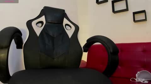 Nora online show from November 2025 04:45:02 AM