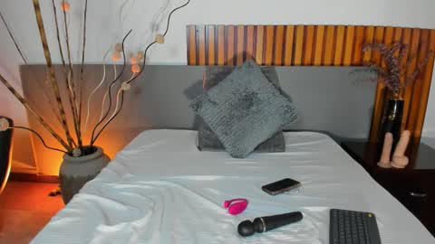 Nora Da Silva online show from December 2025 12:30:01 AM