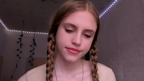 Mia Blake online show from April 2026 12:30:01 PM