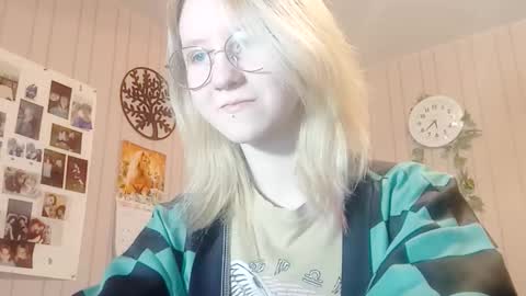 Snapshot of novellahartig chatting on February 2026 02:32:02 PM Sari It is my first day online show from February 2026 02:32:02 PM