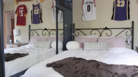 Nick and Tiffany online show from October 2025 05:21:02 PM