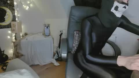 Nyl0nnickb0y online show from April 2026 07:19:01 PM