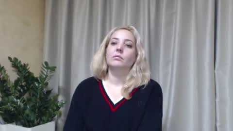 Mari online show from December 2025 01:49:02 PM