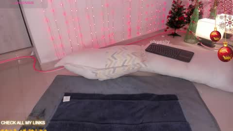 ohyesly_ online show from December 2025 09:58:02 AM