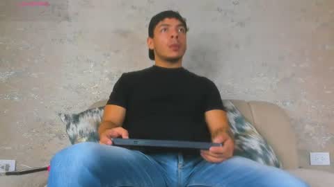 Snapshot of oliverwyse chatting on June 2026 02:25:01 AM Oliver online show from June 2026 02:25:01 AM
