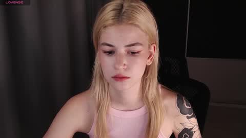 Snapshot of oliviademur chatting on October 2025 01:06:02 AM Olivia and Niko online show from October 2025 01:06:02 AM