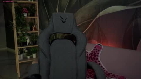 Snapshot of oliviamcclean chatting on October 2025 01:03:02 AM Liv online show from October 2025 01:03:02 AM