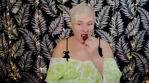 Snapshot of oliviaoskar_ chatting on December 2024 12:38:01 PM Kelly online show from December 2024 12:38:01 PM