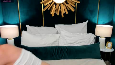 Snapshot of ollyvirg chatting on October 2025 12:15:02 PM Amely online show from October 2025 12:15:02 PM