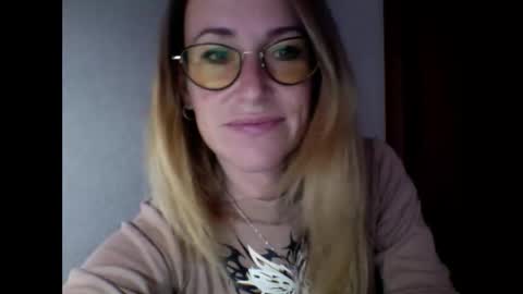 olyra11 online show from October 2025 09:29:02 AM