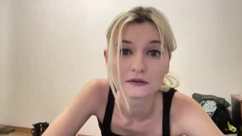 Snapshot of onika_cox chatting on May 2026 09:46:01 PM Onika online show from May 2026 09:46:01 PM