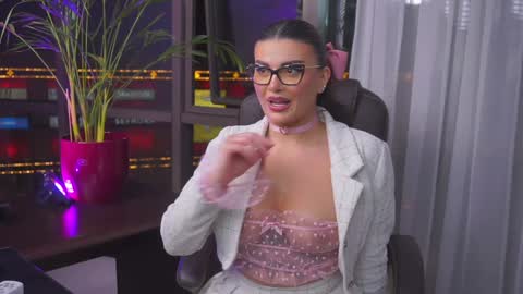 Nicolle online show from January 2025 04:43:02 PM