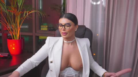 Nicolle online show from January 2025 05:02:02 PM
