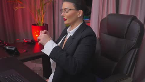 Nicolle online show from January 2025 08:17:02 PM