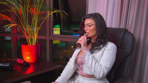 Nicolle online show from January 2025 07:51:01 PM