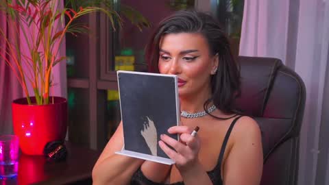 Nicolle online show from February 2025 08:30:01 PM