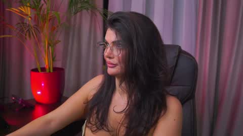 Nicolle online show from February 2025 07:49:01 PM