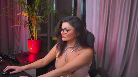 Nicolle online show from February 2025 09:57:01 PM