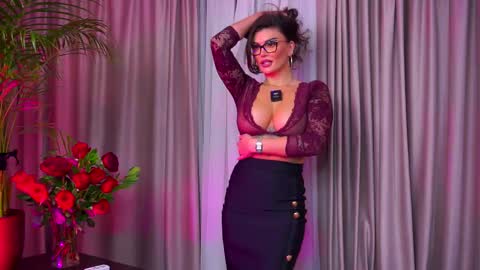 Nicolle online show from September 2025 08:19:01 PM