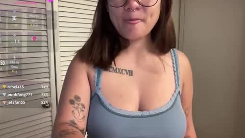 Snapshot of oohhellothere chatting on November 2025 08:19:02 PM Miss Girly online show from November 2025 08:19:02 PM