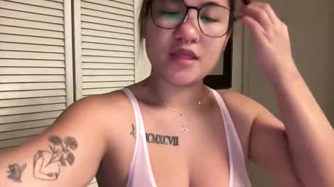 Snapshot of oohhellothere chatting on December 2025 01:19:01 PM Miss Girly online show from December 2025 01:19:01 PM