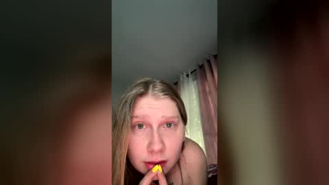 oohlarae22 online show from June 2026 10:52:02 AM