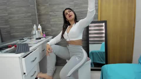 Oriana online show from October 2025 05:55:01 PM