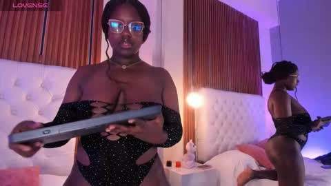 Snapshot of oshunnevans chatting on September 2025 04:24:01 AM Oshun online show from September 2025 04:24:01 AM