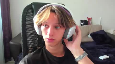 Snapshot of ostin_meoww chatting on September 2025 11:04:02 AM Ostin online show from September 2025 11:04:02 AM