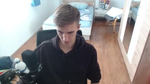 OverkneeBabe online show from October 2025 11:33:02 AM