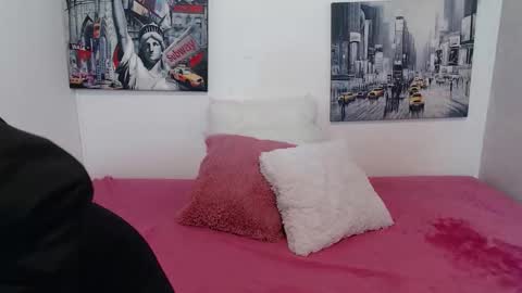 Paola online show from December 2025 12:21:02 PM