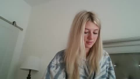 parisbaby2000 online show from October 2025 01:23:02 PM