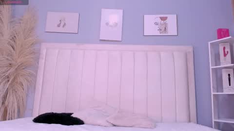 Pau online show from October 2025 07:43:01 PM