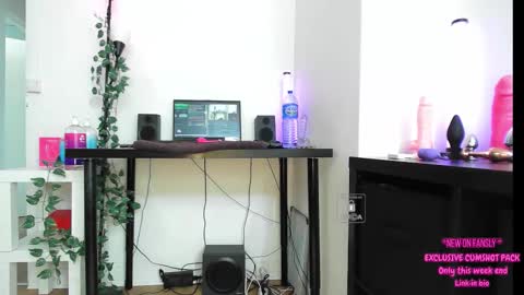 Snapshot of peachyym chatting on September 2025 10:42:01 AM Help me to reach 200 thumbs up online show from September 2025 10:42:01 AM