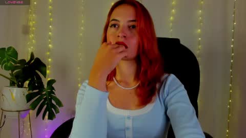 Snapshot of pear__moon chatting on July 2026 06:44:01 AM LILLY online show from July 2026 06:44:01 AM