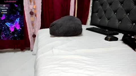 Perla Thompson online show from September 2025 08:31:01 PM