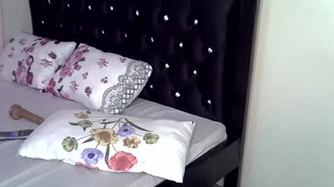 Snapshot of petite_bunnny chatting on October 2025 02:06:02 AM Bunny online show from October 2025 02:06:02 AM