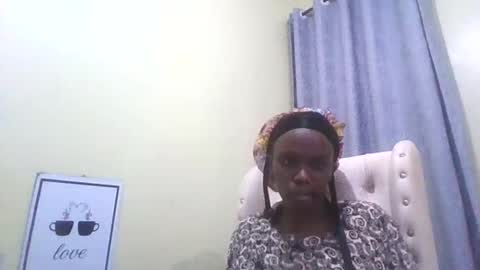 Snapshot of petite_desiree chatting on May 2026 05:23:02 PM Desiree online show from May 2026 05:23:02 PM